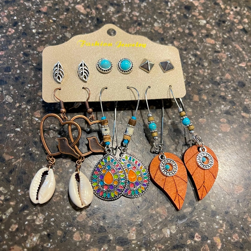 Pretty fashion earrings. Dress up or down with these fantastic accessories!